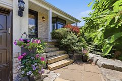 2580 Homelands Drive, Mississauga, ON L5K 1H6