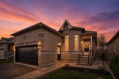 27 Spruce Boulevard, Halton Hills, ON L7J 2Y3