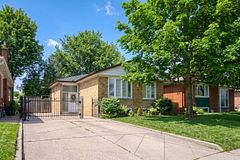 12 Leavenworth Crescent, Toronto, ON M9C 1T4