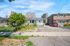 43 Lindylou Road, Toronto, ON M9M 2B1