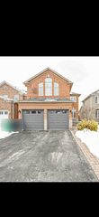 1079 Bluehorn Boulevard Main, Mississauga, ON L5V 2J9
