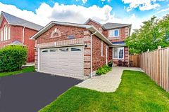 7265 Sandhurst Drive, Mississauga, ON L5N 7G8