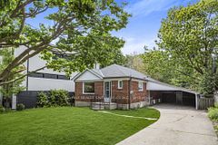 15 Delroy Drive, Toronto, ON M8Y 1M8