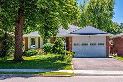 17 Clearside Place, Toronto, ON M9C 2G7