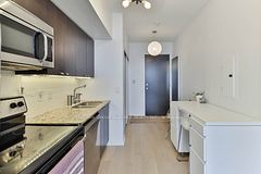 105 The Queensway 2709, Toronto, ON M6S 5B5