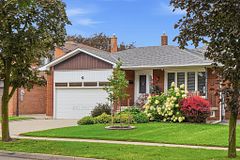 657 Vermouth Avenue, Mississauga, ON L5A 3Y7