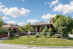 2 Dorking Crescent, Toronto, ON M3M 2B6