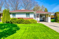 84 Ravenscrest Drive, Toronto, ON M9B 5N3