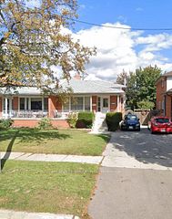 Main 3271 Marlene Court, Mississauga, ON L4X 2N6
