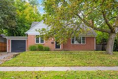 7 Washington Avenue, Oakville, ON L6K 1W5