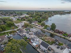 42 Wahneta Avenue, LaSalle, ON N9J 1T7