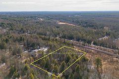 1042 Art Crisp Road, Gravenhurst, ON P0E 1N0