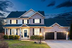 32 Feldspar Crescent, Stittsville - Munster - Richmond, ON K2S 1Y3