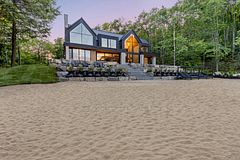 1002 Murphy Road, Muskoka Lakes, ON P0C 1H0