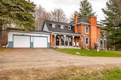 124 Hunters Bay Drive, Huntsville, ON P1H 1M9