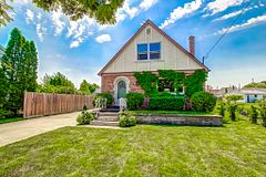 2 Vivian Avenue, St. Catharines, ON L2M 5X7