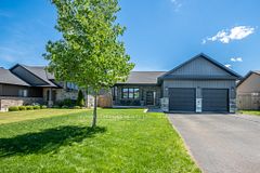 15 Drew Street, Petawawa, ON K8H 0G4