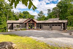 15 Forest Hill Lane, Huntsville, ON P1H 2N5