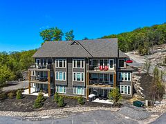 2 TREE TOPS Lane 301, Huntsville, ON P1H 0B8
