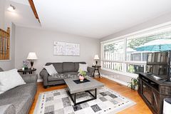 5 Woodlawn Court 104, Grimsby, ON L3M 3T4
