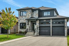 325 Moonlight Drive, Russell, ON K4R 0L1