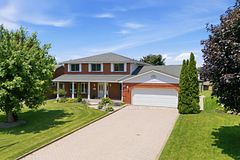24 Renfrew Drive, Thorold, ON L2V 4E7