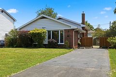 15 Wilson Crescent, Quinte West, ON K8V 1Y2