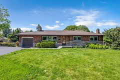 626 Iroquois Avenue, Hamilton, ON L9G 3B4