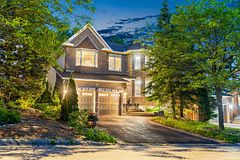 8 Glenrill Place, Kanata, ON K2M 2T6