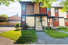 126 McClintock Way, Kanata, ON K2L 2A4