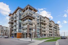 10 Esplanade Lane 215, Grimsby, ON L3M 0H1