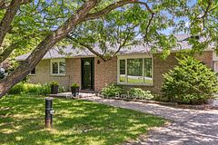 10 Queen Anne Crescent, Barrhaven, ON K2C 3H1