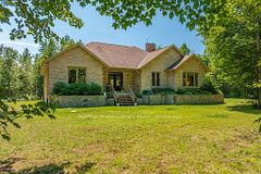 2452 Doe Lake Road, Gravenhurst, ON P1P 1R3