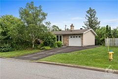 12 OAKWOOD Avenue, Cityview - Parkwoods Hills - Rideau Shore, ON K2E 6A5