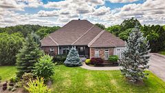 27 Karendale Crescent, Hamilton, ON L8B 0Z6
