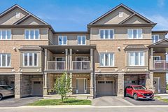 49 Laguna Village Crescent, Hamilton, ON L8E 3M9