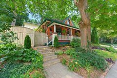 109 Victoria Street, Hamilton, ON L9H 2C1
