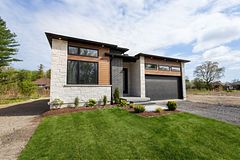 27 Exeter Court, Quinte West, ON K8V 5P4