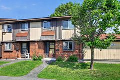 113 Pickford Drive, Kanata, ON K2L 2C3