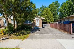 17 Edgemere Crescent, London South, ON N5Z 4M6