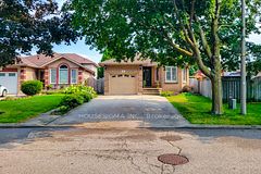 4 Treeview Court, Hamilton, ON L8J 3R9