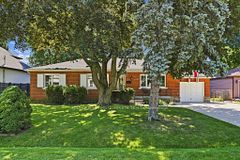 70 Floresta Court, Hamilton, ON L9G 1R8