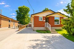 82 Elmwood Avenue, Cambridge, ON N1R 4Y4