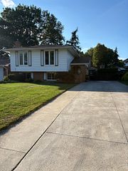 9440 Chestnut Drive, Windsor, ON N8R 1G8