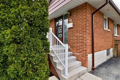 48 Meadowlark Drive, Hamilton, ON L9A 2K7