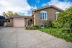 18 Villa Court, Hamilton, ON L8W 1M2