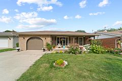 9925 Holly Crescent, Windsor, ON N8R 1Y6