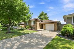 24 Brae Crest Drive, Hamilton, ON L8G 3A6