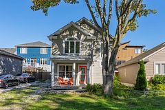 10 Queens Avenue, Lambton Shores, ON N0M 1T0