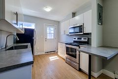 304 Barton Street E A, Hamilton, ON L8L 2X5